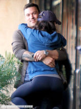 组图：梅根福克斯与老公甜蜜逛街 熊扑怀中翘臀诱人  