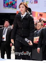 组图：韩花样滑冰公主金妍儿会粉丝展笑颜