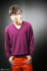 组图：胡夏新写真出炉  萌神变“忧郁王子”