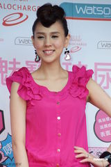 组图：朱芯仪产后复出 着桃红色洋装代言吸金