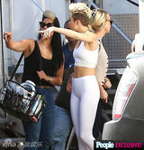 组图：麦莉MV变短发摇滚女 白色紧身衣姣好身材