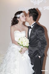 组图：TVB女星李思欣出嫁忘情一吻 钟嘉欣甜美伴娘