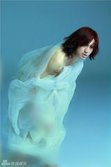 高清图：新人MARC李元鹏身裹薄纱 赤裸上身形象出位