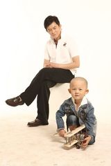 组图：杨志刚父子温馨写真 大头儿子小头爸爸 