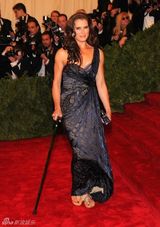 阿尔巴金色长裙赛缪斯 老牌美女波姬-小丝拄拐(图)