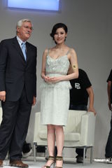 组图：李嘉欣着吊带裙优雅动人 称不刻意培养儿子