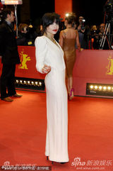 高清：《仰天长啸》首映 导演维多利亚被面具男抱起