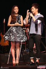 组图：谢安琪力挺好友大胆告白 张智成约上沙发