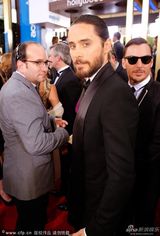 组图：金球奖红毯 杰瑞德-莱托络腮胡身材消瘦