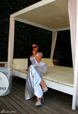 组图：孙敬媛空降法国巴黎 银色紧身长裙秀曲线