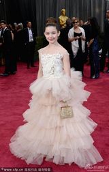 组图：群星闪耀红毯 暮光女拄拐海瑟薇优雅