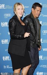 组图：温斯莱特《劳工节》首映被乔什亲吻脸颊