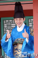 组图：金泰熙改妖妇形象展优雅 与刘亚仁秀恩爱