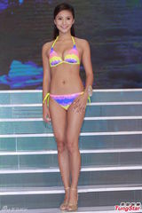 组图：港姐决赛前泳装亮相 上届冠军模拟戴后冠