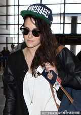 组图：暮光女现身机场一路黑面 帕丁森传新恋情
