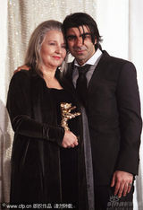 幻灯图集：女星汉娜被授予终身成就奖 喜悦秀奖杯