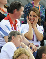 组图：威廉王子赛场笑拥爱妻 凯特小露蛮腰