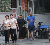 组图：张雨绮穿拖鞋街边打牙祭 边走边剔牙随意