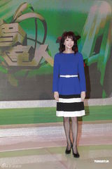 组图：郑裕玲优雅蓝裙现身为《财智达人2》录影