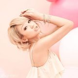 组图：辣妈幸田来未粉红写真 梦幻妆容少女气质