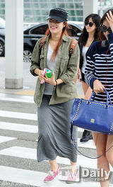 组图：Rainbow便装现身机场飞加拿大参加活动