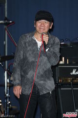 组图：赵传开个唱 黄嘉千性感露背现身力挺