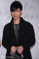 组图：群星亮相《首映》慈善跨年晚会红毯