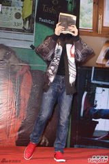 组图：萧敬腾亮相签书会长发飘飘 粉丝挤爆现场