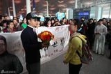 组图：李玉刚赴新加坡演出 粉丝机场迎接