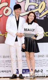 组图：韩星姜素拉裸色裙宣传《窝囊废警报》