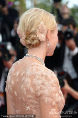 组图：娜奥米-瓦茨戛纳走秀 裸色纱裙妩媚动人