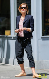 组图：艾玛超帅中性装扮出街 雅痞风格秀另类