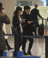 组图：刘谦与富二代女友情侣装现身机场