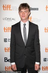 组图：《魔鬼绳结》首映 威瑟斯彭性感露乳沟