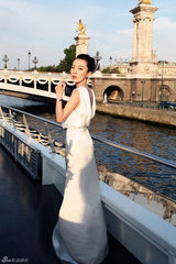 组图：霍思燕塞纳河纯美写真 白裙婀娜笑容动人