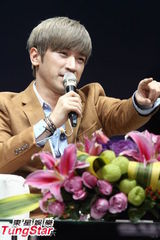 组图：神话李珉宇难忘炸鸡排 搞笑舞姿逗粉丝