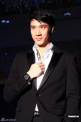 组图：王力宏出席代言活动自曝勤练肌肉健身