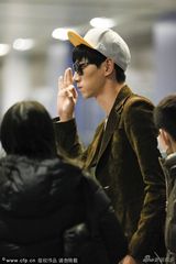 组图：张亮黑超帅气现身机场 吐舌卖萌秀好身材