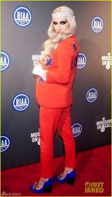 组图：Ke$ha精灵妆亮相 国旗色搭配红西装帅气