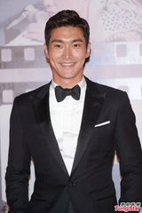 组图：韩星崔始源走上红毯 挥手致意笑容灿烂