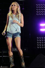 高清图：凯莉-安德伍德音乐节上演出 热裤献唱