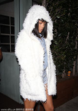 组图：蕾哈娜披毛绒大衣亮相 一路低头显文静