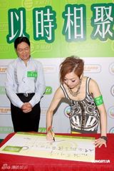 幻灯图：郑秀文潮装做客节目 分享曾经抑郁经历