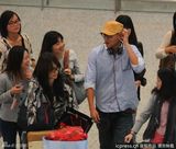 组图：彭于晏小黄帽现身机场 获女粉丝追捧害羞不已