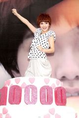 幻灯：郭采洁与杨佑宁有吻戏 笑言：男歌迷别介意 