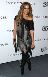 高清组图：41岁詹妮弗-洛佩兹性感亮相时装秀