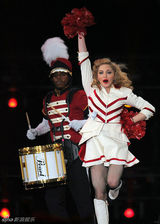 组图：麦当娜巡演西班牙站装嫩扮拉拉队