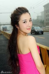 组图：李依晓最新时尚街拍 处处抢眼堪比麻豆