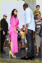 组图：卡戴珊明艳粉裙怀孕见肚 与男友大摆造型