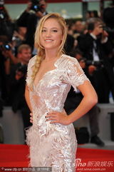 组图：《不顾一切》首映 埃夫隆帅气编剧美背抢镜